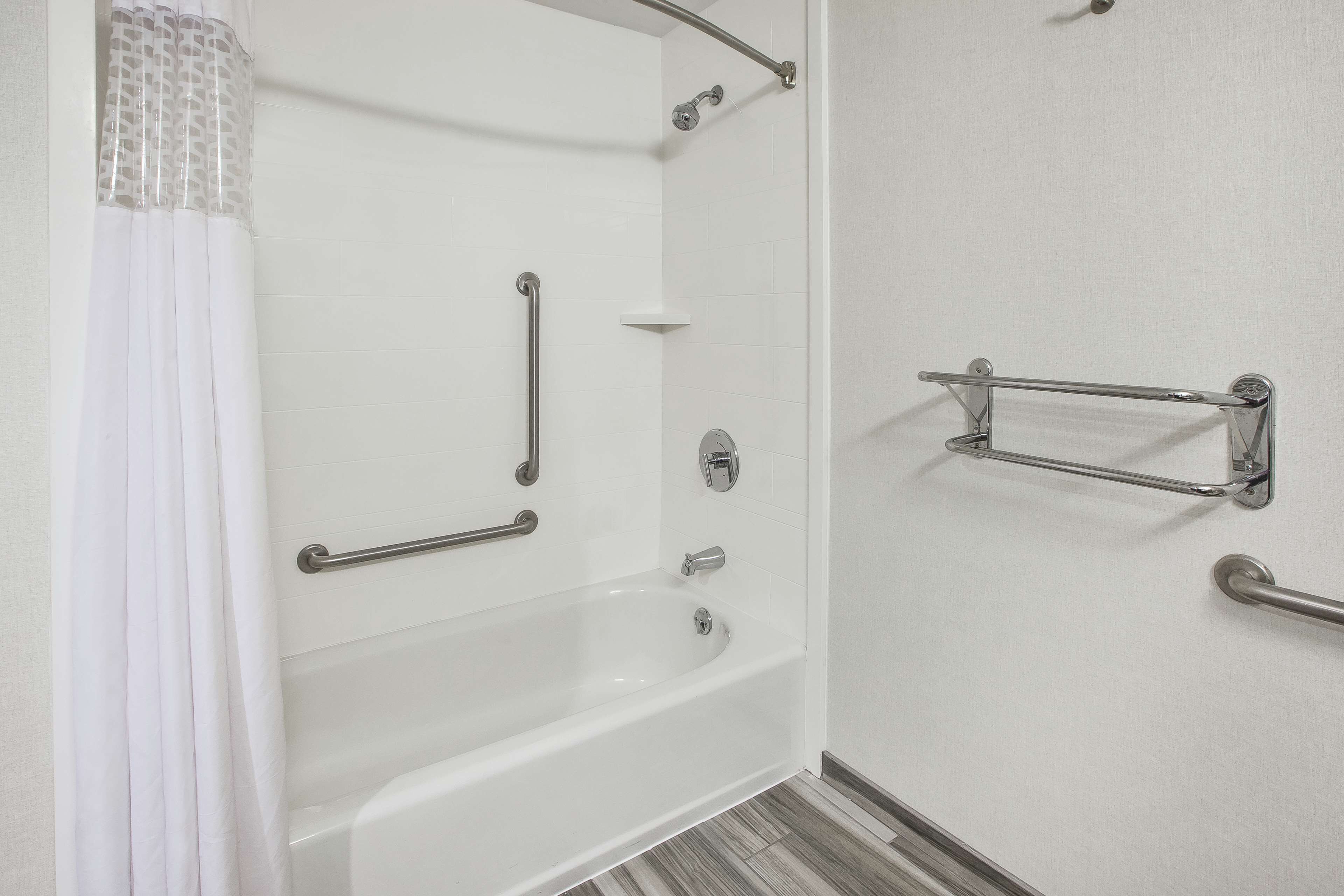 combined shower/bathtub, eco-friendly toiletries, hair dryer, towels