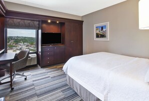 Hypo-allergenic bedding, in-room safe, desk, blackout curtains