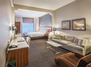 Ropa de cama de alta calidad y caja de seguridad en la habitación