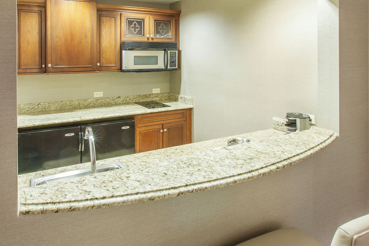 suite, 1 king bed with sofa bed, kitchenette (jetted tub) | private kitchen | mini-fridge, microwave, coffee/tea maker