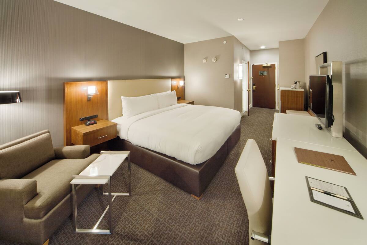 Premium bedding, in-room safe, desk, laptop workspace