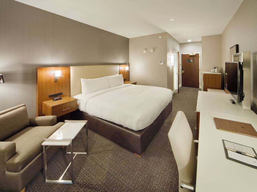 Premium bedding, in-room safe, desk, laptop workspace