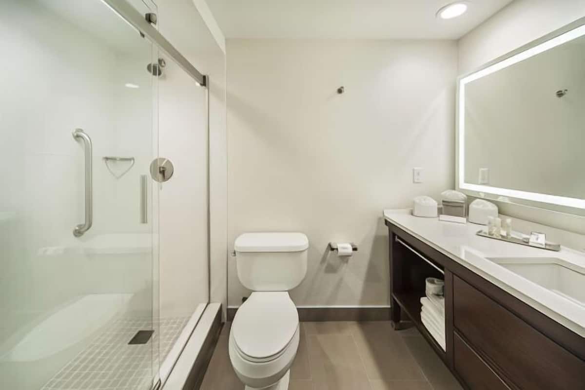 Kamar mandi | Perlengkapan mandi desainer, pengering rambut, handuk, dan sabun