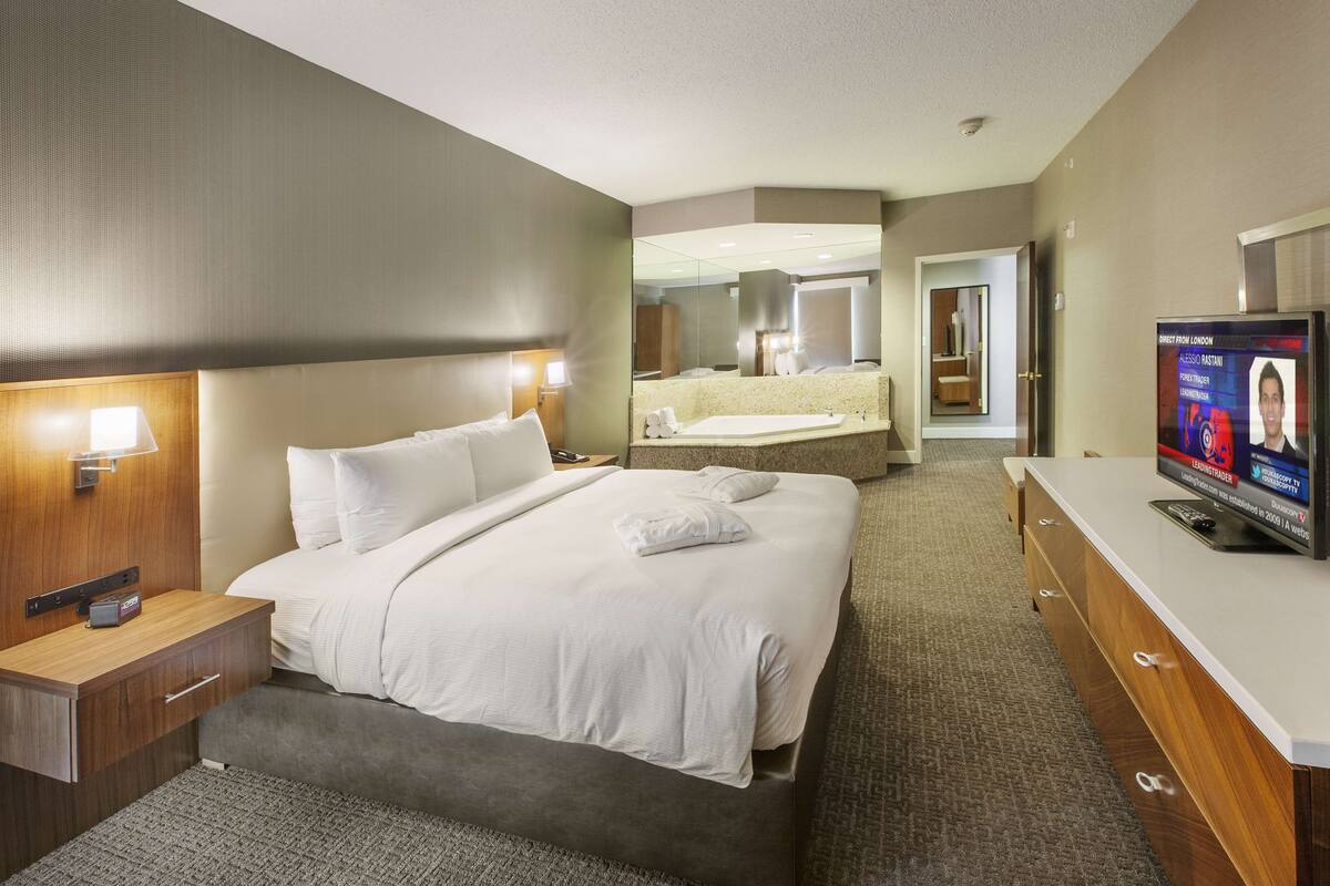 premium bedding, in-room safe, desk, laptop workspace