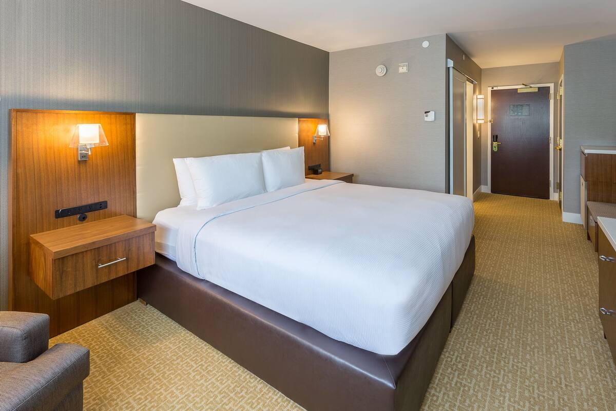 premium bedding, in-room safe, desk, laptop workspace