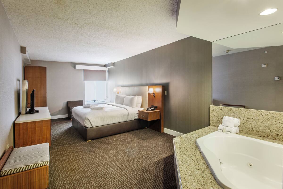 Premium bedding, in-room safe, desk, laptop workspace