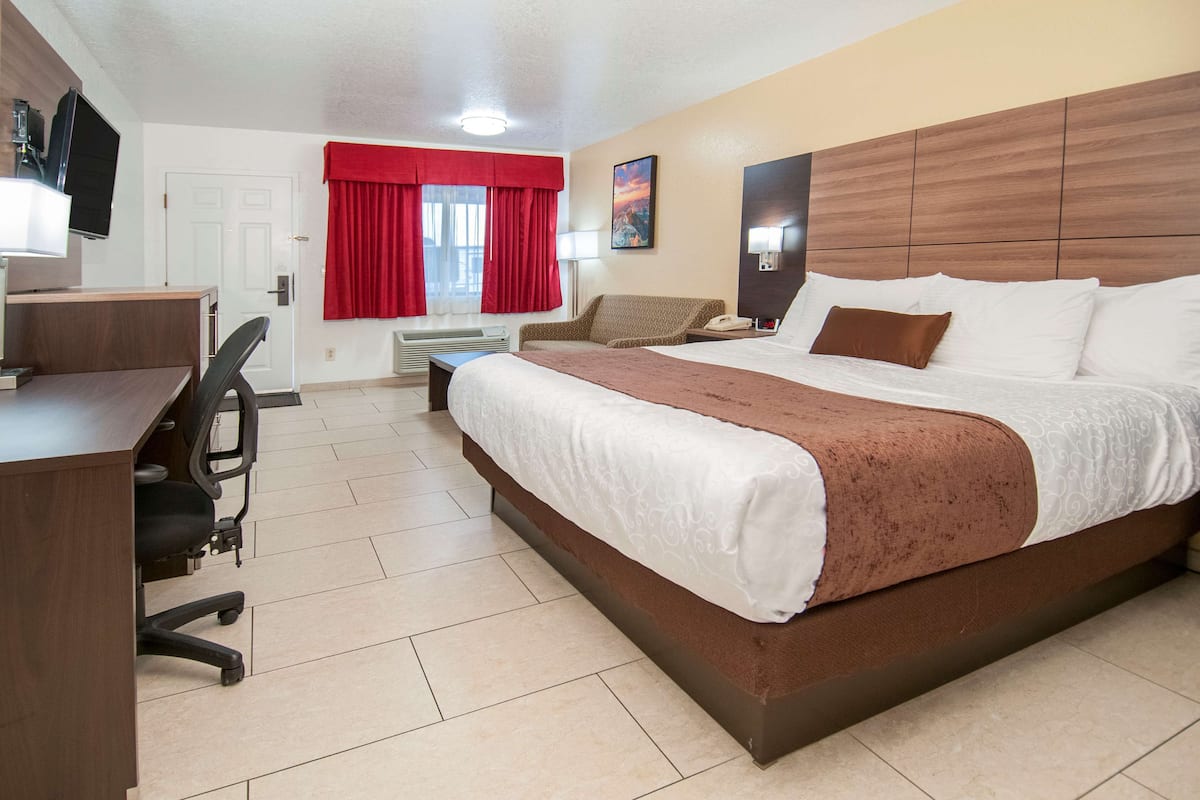 Standard Room, 1 King Bed, Non Smoking (Pet Friendly) | Premium bedding, pillow-top beds, desk, laptop workspace