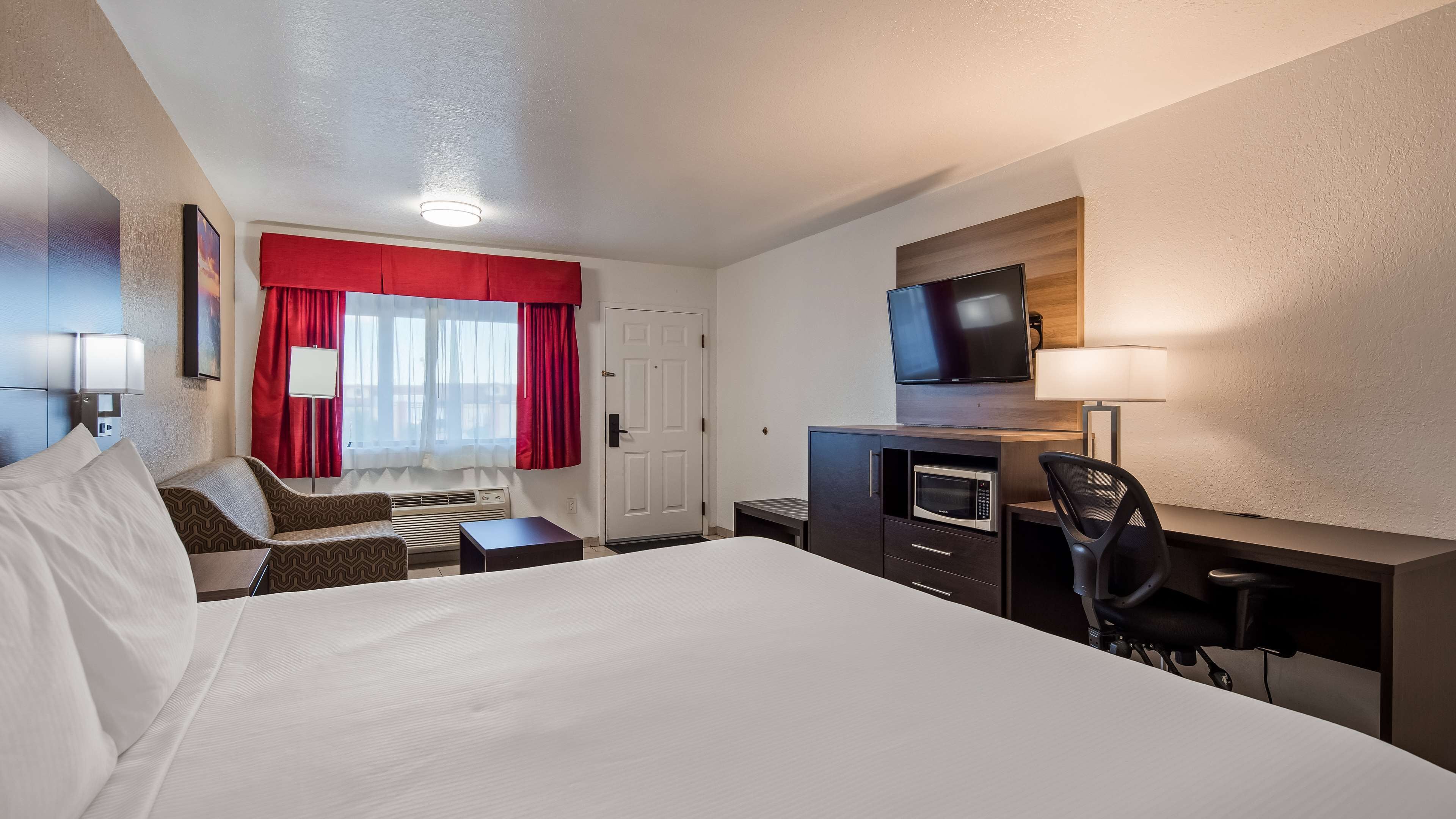 standard room, 1 king bed, non smoking | premium bedding, pillow-top beds, desk, laptop workspace