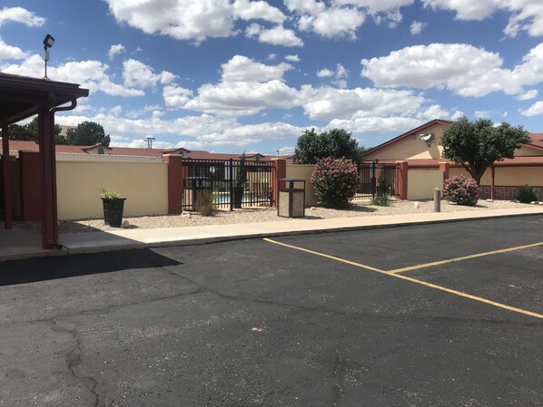 Hồ bơi ngoài trời phục vụ theo mùa 