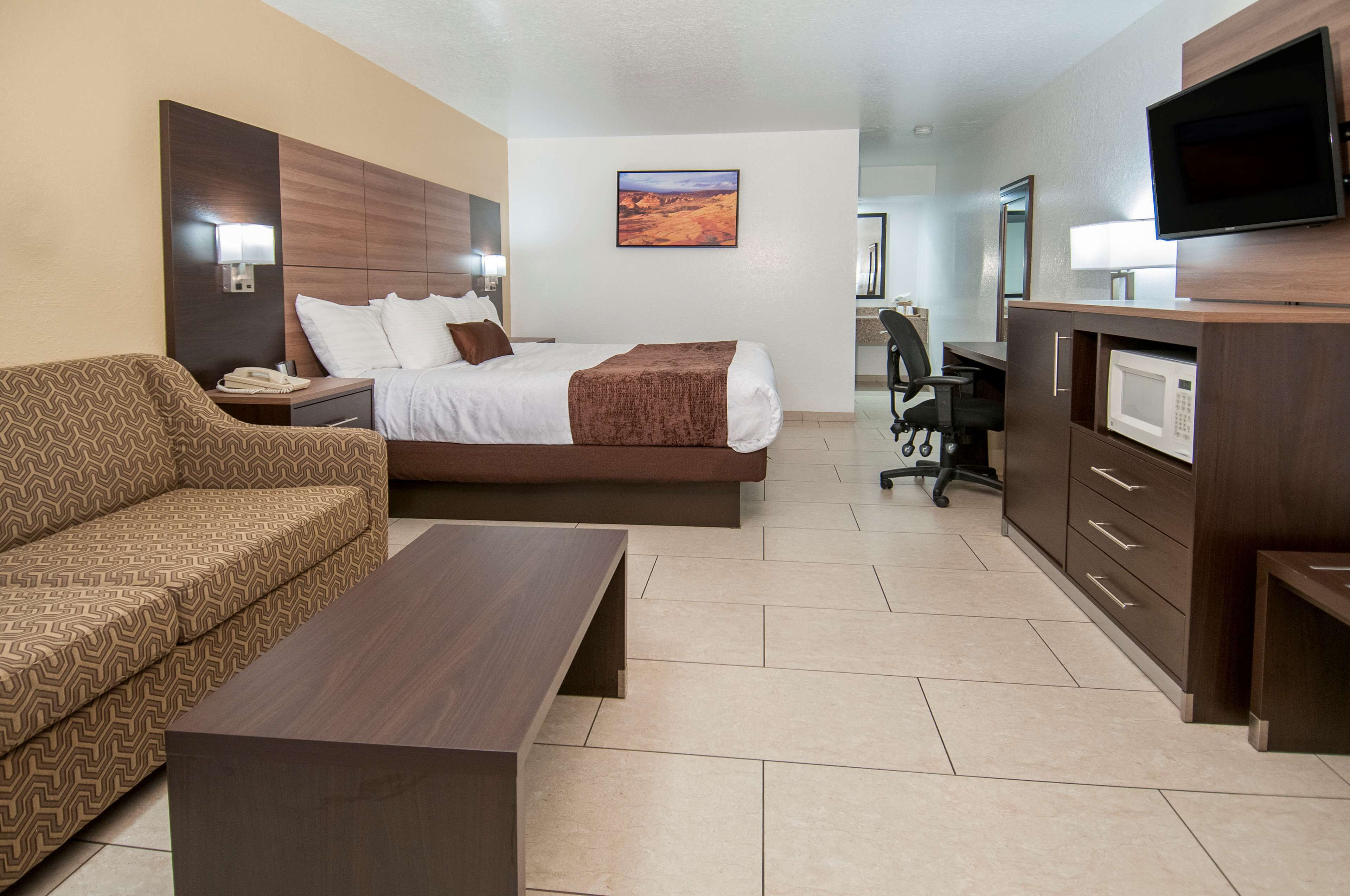 standard room, 1 king bed, non smoking (pet friendly) | premium bedding, pillow-top beds, desk, laptop workspace