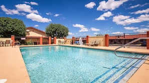 Piscine extérieure en saison