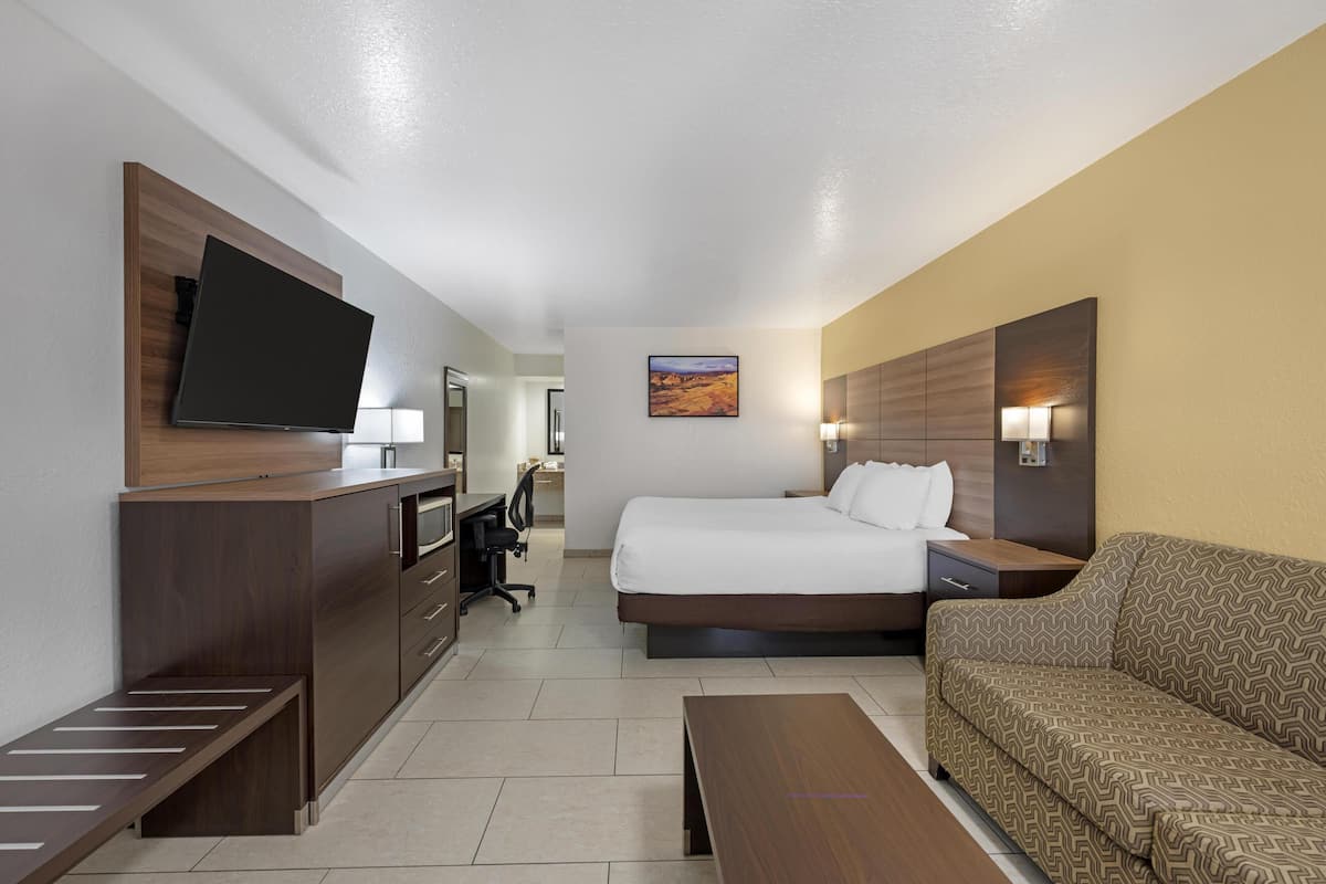 Phòng Tiêu chuẩn, 1 giường cỡ king, không hút thuốc (Pet Friendly) | Bộ đồ giường cao cấp, nệm có lớp đệm bông, bàn