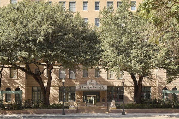 A building with a sign reading 'The Stoleleigh' and two statues labeled 'Bar Leonessa' and 'Lions Den'. - The Stoneleigh, Autograph Collection (Dallas)