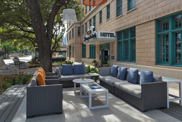 Bar (on property) - The Stoneleigh, Autograph Collection (Dallas)