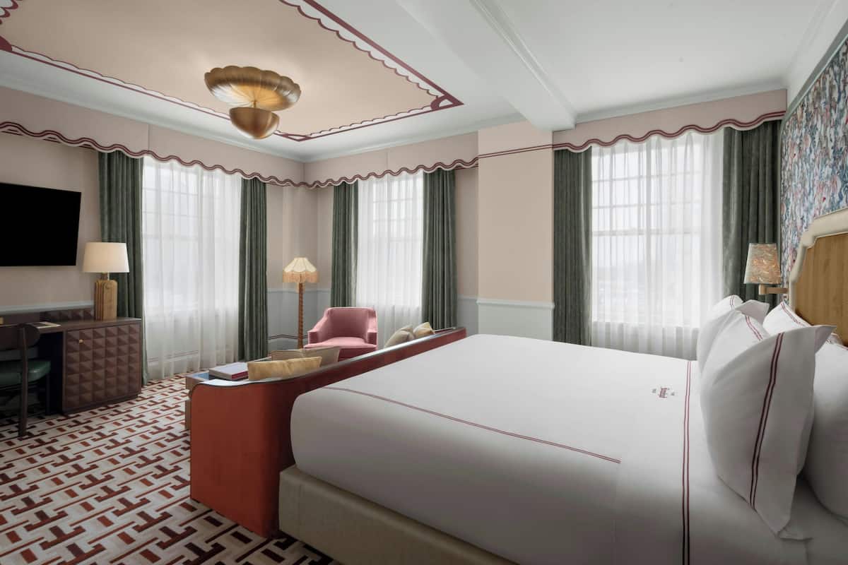 Classic Room, 1 King Bed | 1 bedroom, premium bedding, down comforters, pillowtop beds