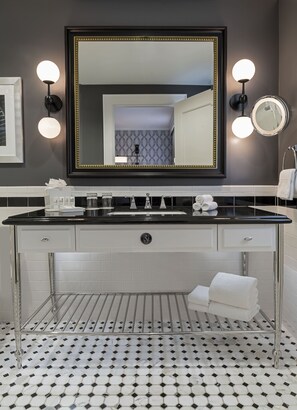 Deep-soaking bathtub, designer toiletries, hair dryer, bathrobes - The Stoneleigh, Autograph Collection (Dallas)