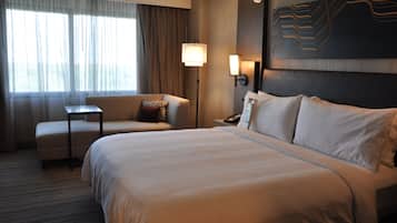 Allergitestade sängkläder, värdeförvaringsskåp på rummet och skrivbord