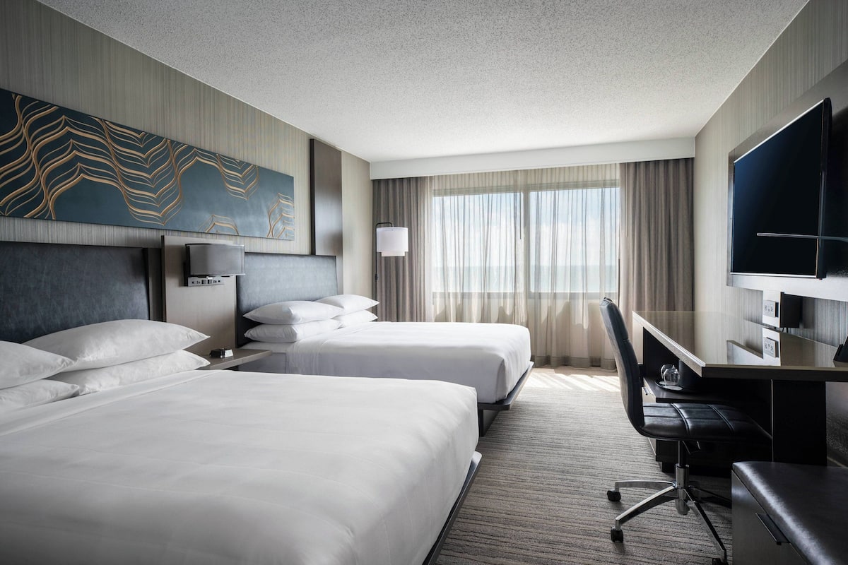 Hypo-allergenic bedding, in-room safe, desk, laptop workspace