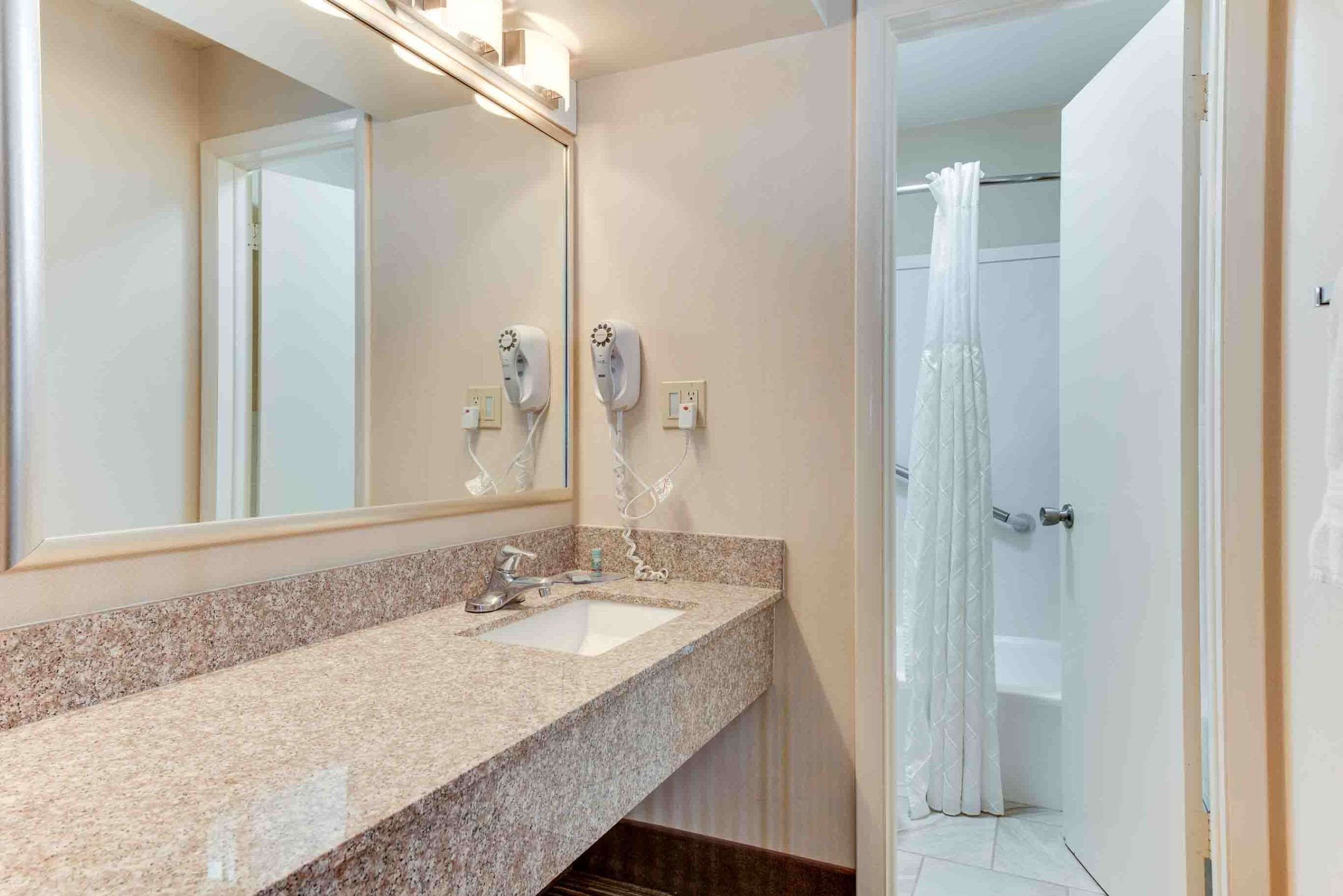 standard room, 1 queen bed, non smoking, refrigerator & microwave (movie view from the bed) | bathroom | free toiletries, hair dryer, towels