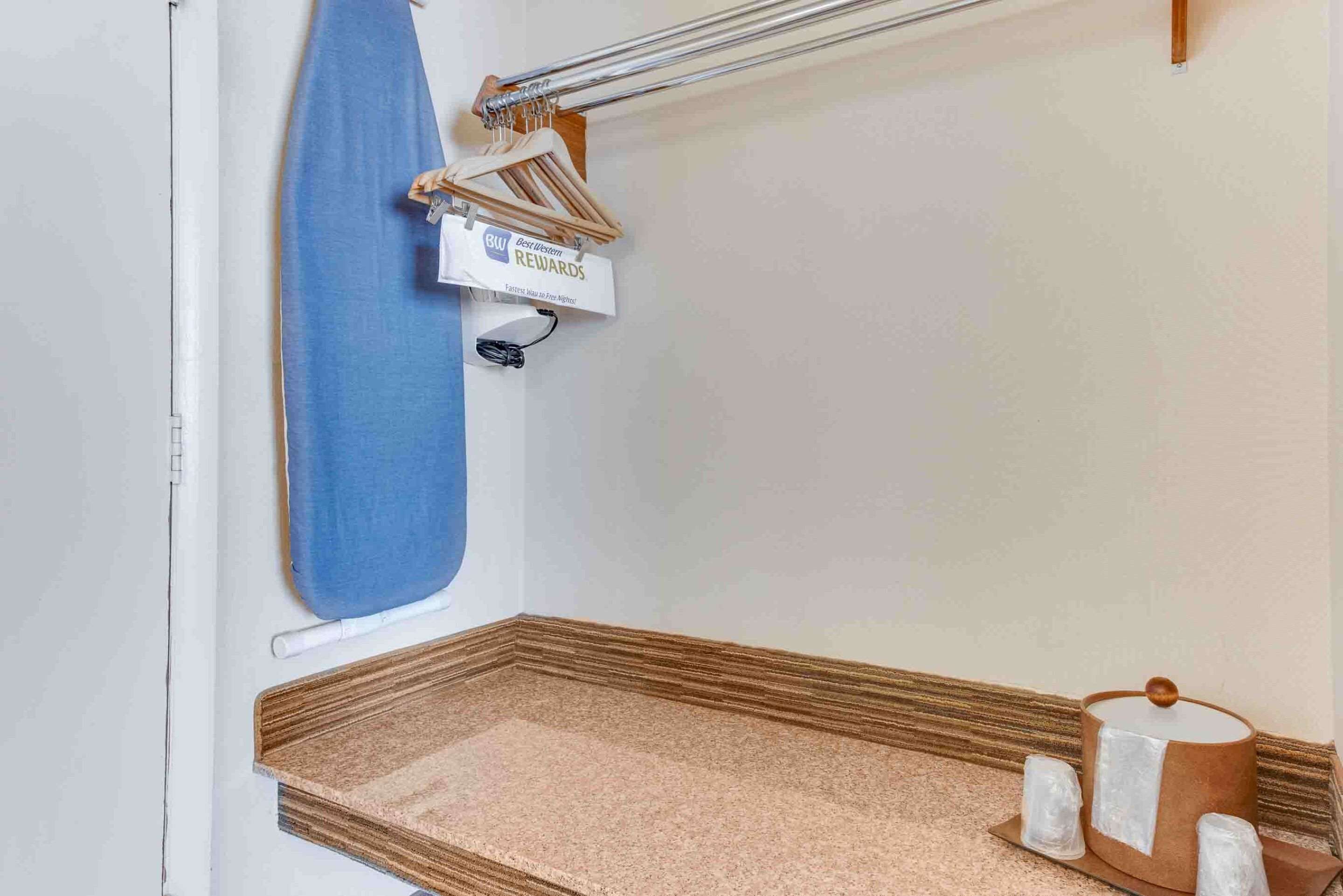 standard room, 1 queen bed, non smoking, refrigerator & microwave (movie view from the bed) | 1 bedroom, desk, blackout curtains, iron/ironing board