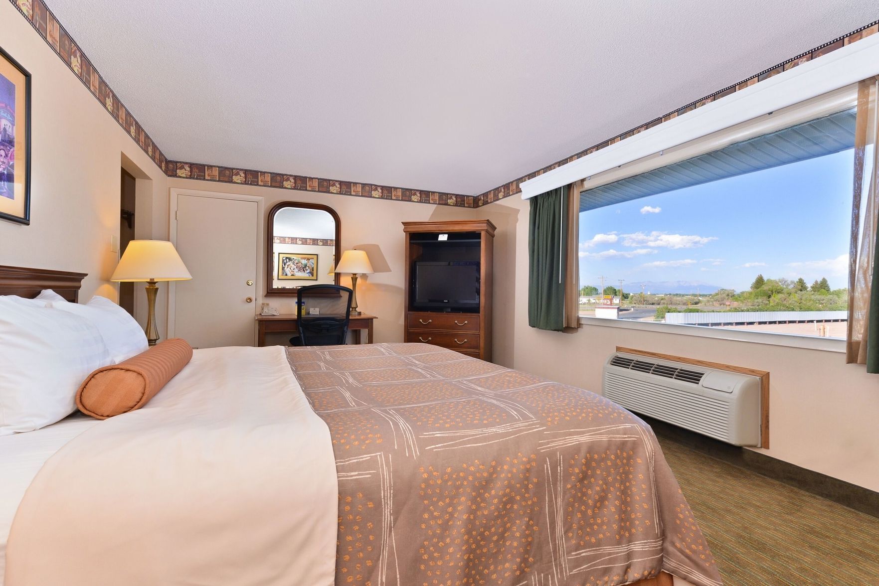 Schreibtisch, Verdunkelungsvorhänge, Bügeleisen/Bügelbrett