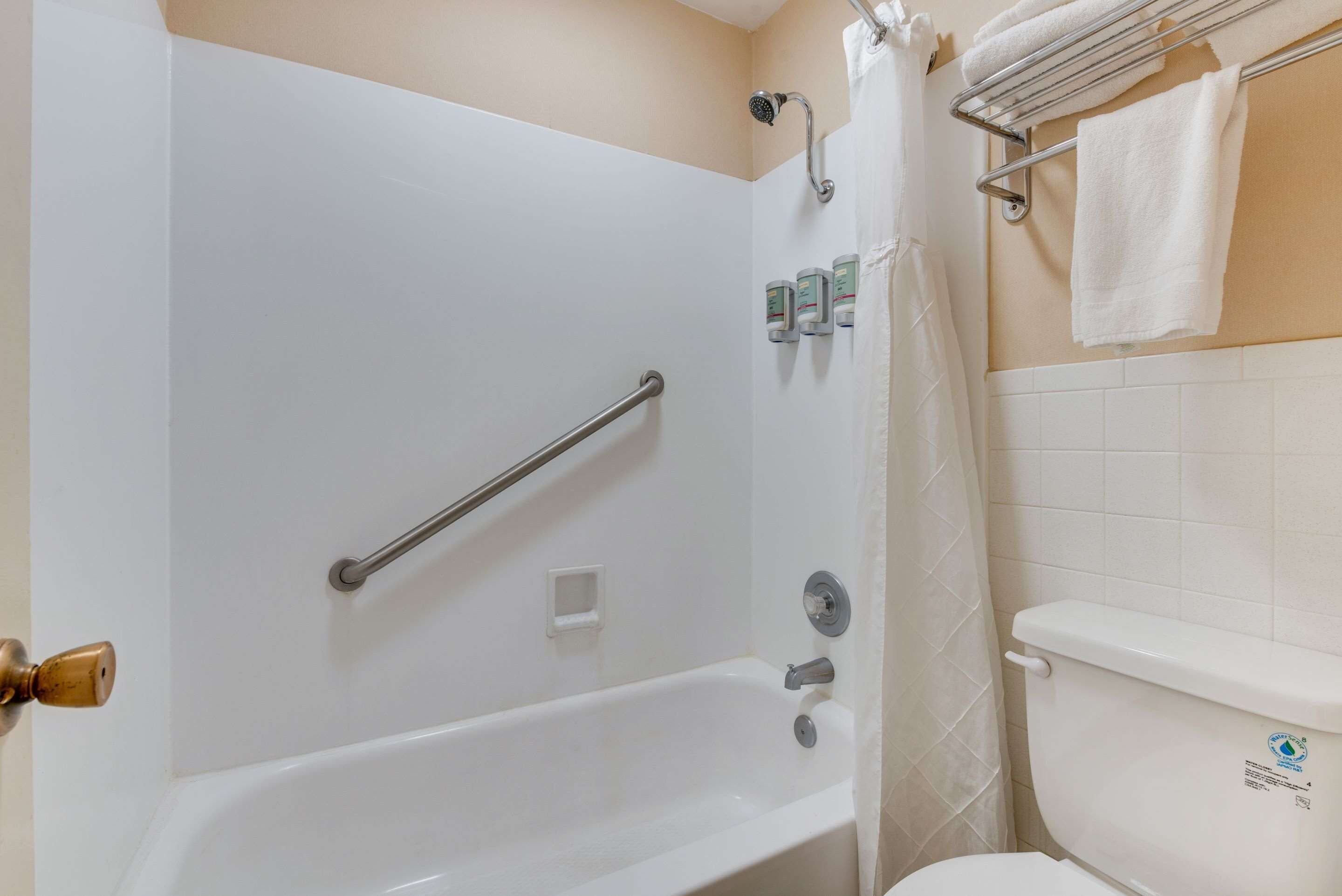Un baño con bañera, ducha y retrete.