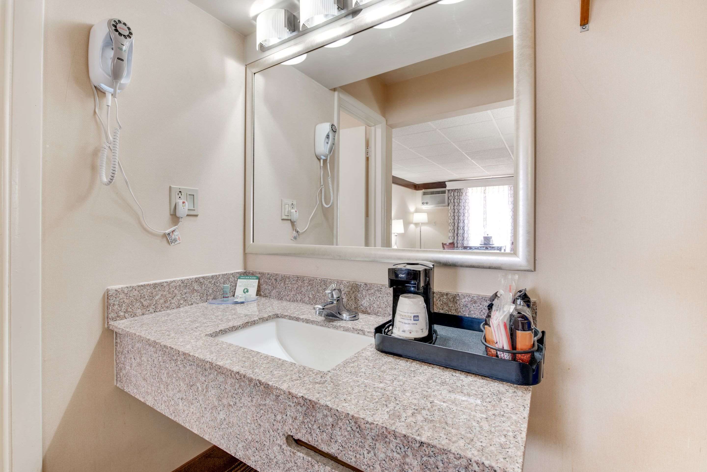 standard room, 1 queen bed, non smoking, refrigerator & microwave (pet friendly) | bathroom | free toiletries, hair dryer, towels