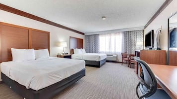 Escritorio, cortinas blackout y tabla de planchar con plancha