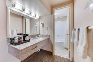 Chambre Standard, 2 grands lits, non-fumeur, réfrigérateur et four à micro-ondes (Pet Friendly) | Salle de bain | Douche, articles de toilette (gratuits), séchoir à cheveux