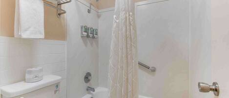 Un baño con ducha, inodoro y lavamanos.