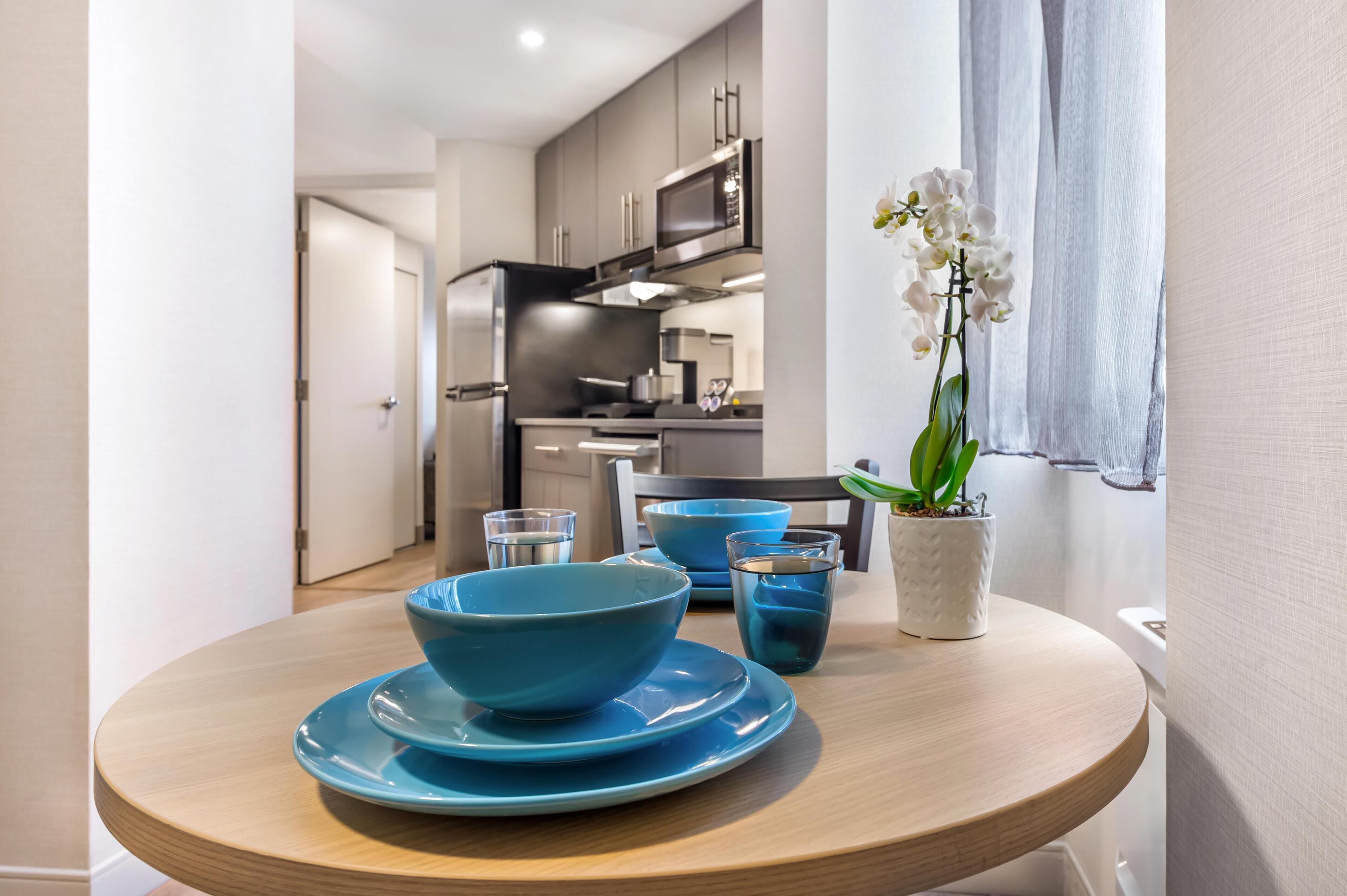 Suite, 2 Tempat Tidur Queen, Bebas Asap Rokok, dapur (Full Kitchen) | Seprai antialergi, brankas, meja kerja, dan ruang kerja ramah laptop