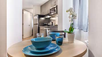 Suite, 2 Tempat Tidur Queen, Bebas Asap Rokok, dapur (Full Kitchen) | Seprai antialergi, brankas, meja kerja, dan ruang kerja ramah laptop