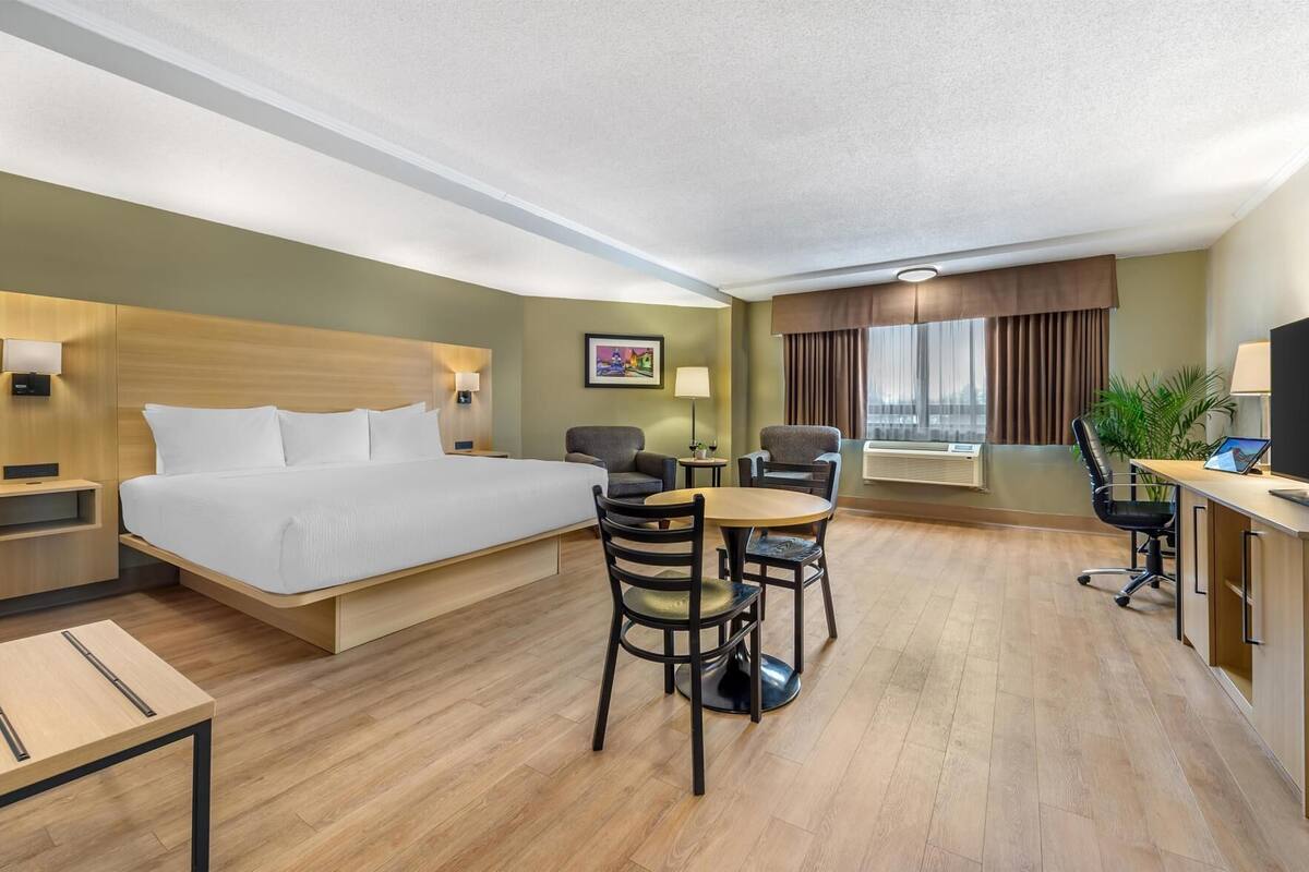 Hypo-allergenic bedding, in-room safe, desk, laptop workspace