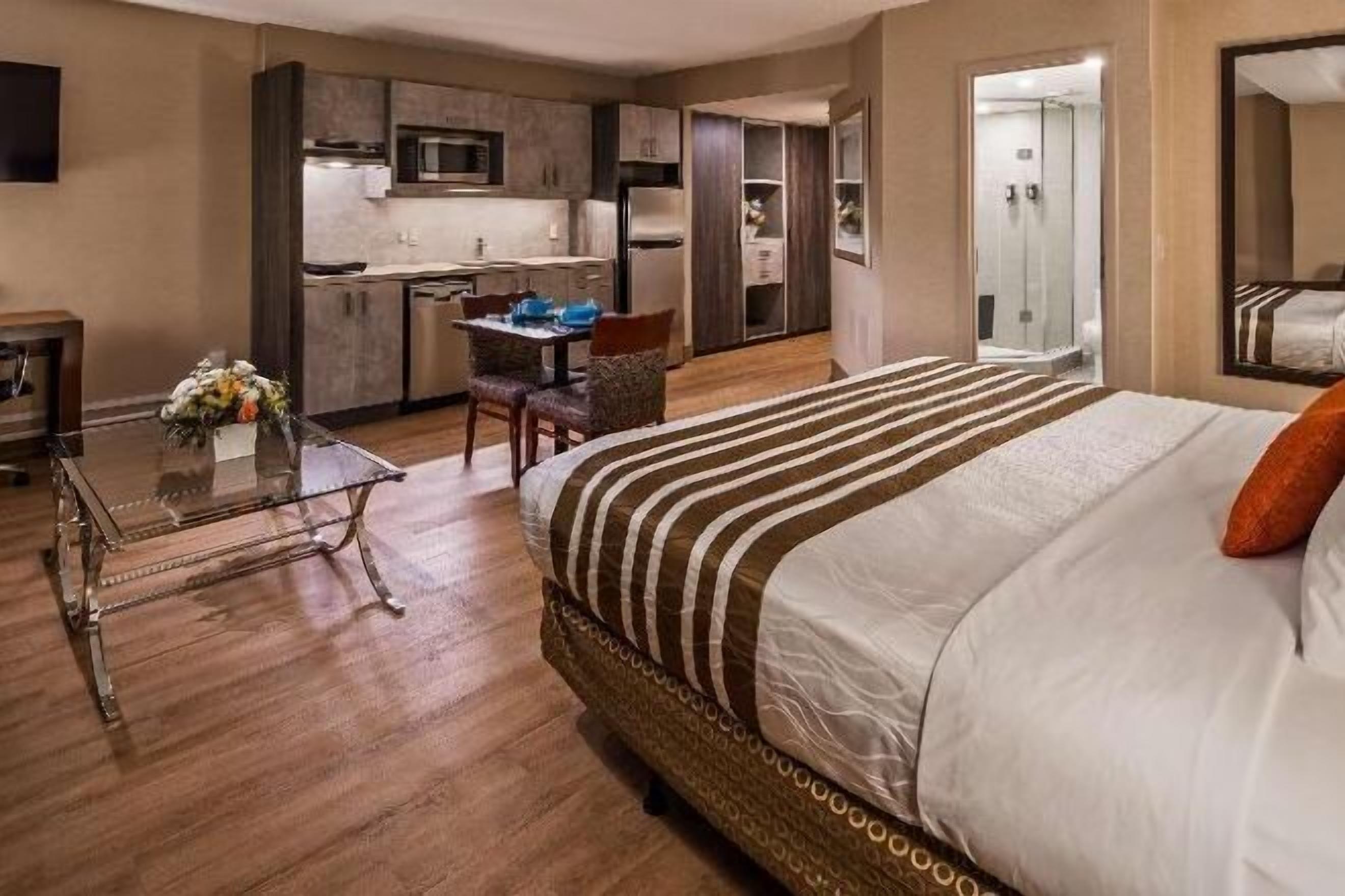 Ropa de cama hipoalergénica y caja de seguridad en la habitación 
