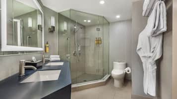 Studio Standard, 1 très grand lit, non-fumeurs, cuisine (Full Kitchen) | Salle de bain | Ensemble douche/baignoire, articles de toilette gratuits, sèche-cheveux