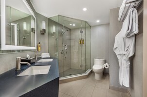 Standard stúdió, 1 king (extra méretű) franciaágy, nemdohányzó, konyha (Full Kitchen) | Fürdőszoba | Zuhanyzó/kád kombinációja, ingyenes piperecikkek és hajszárító