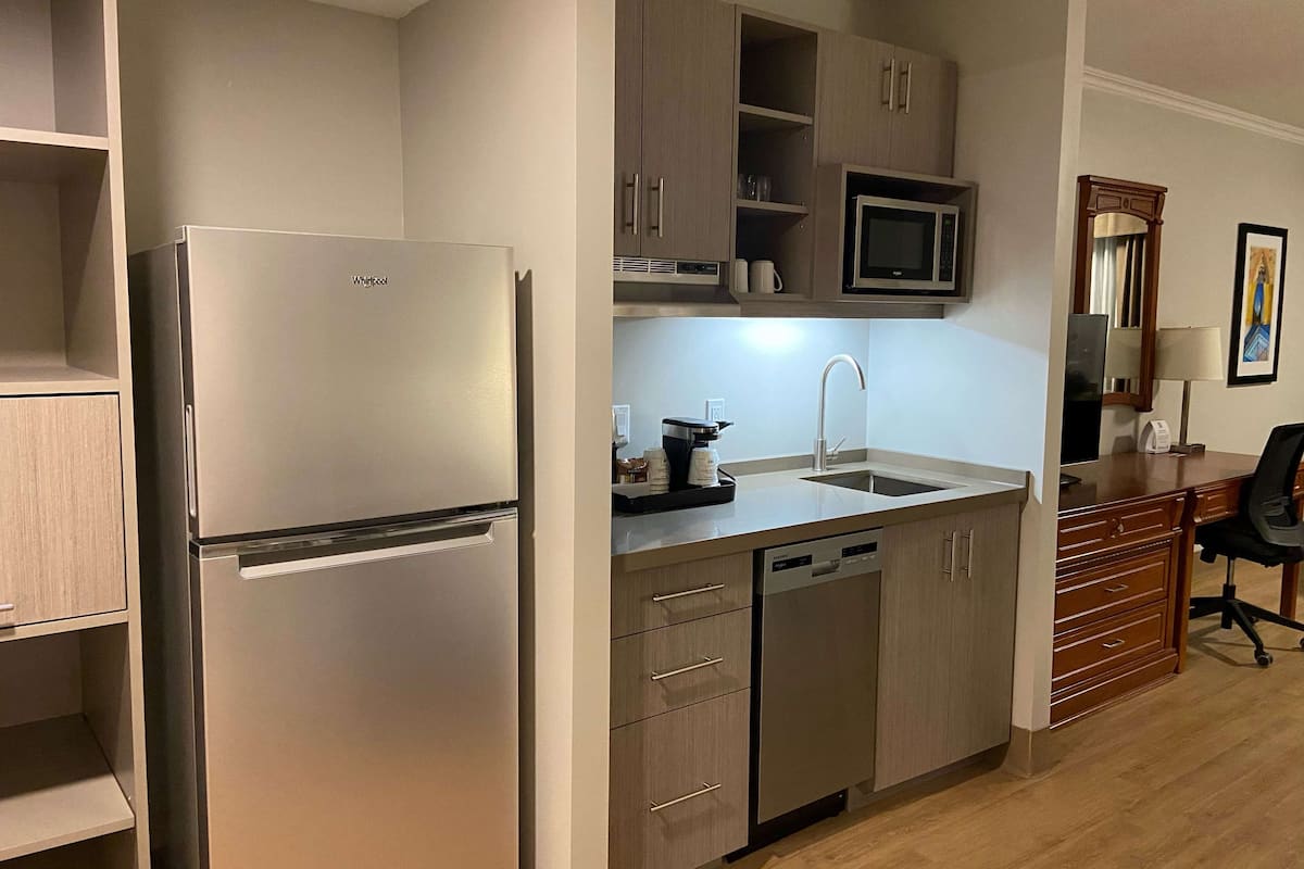 fridge, microwave, coffee/tea maker