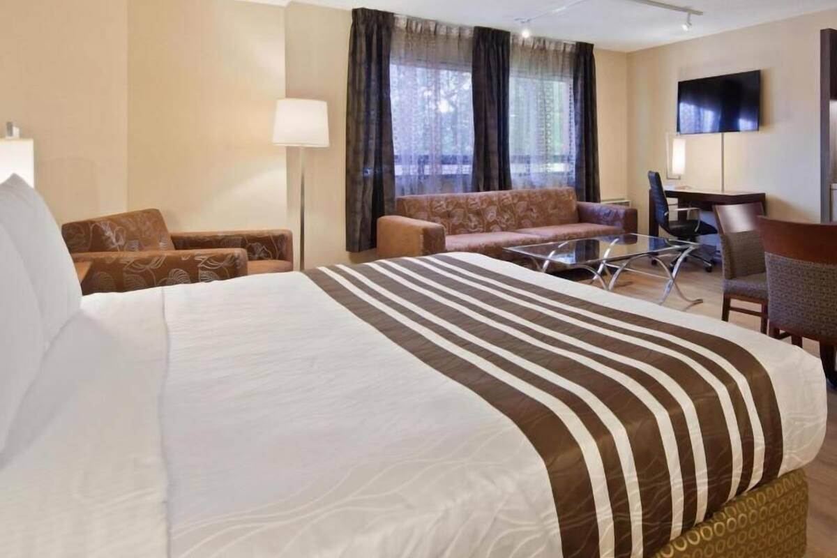 Ropa de cama hipoalergénica y caja de seguridad en la habitación