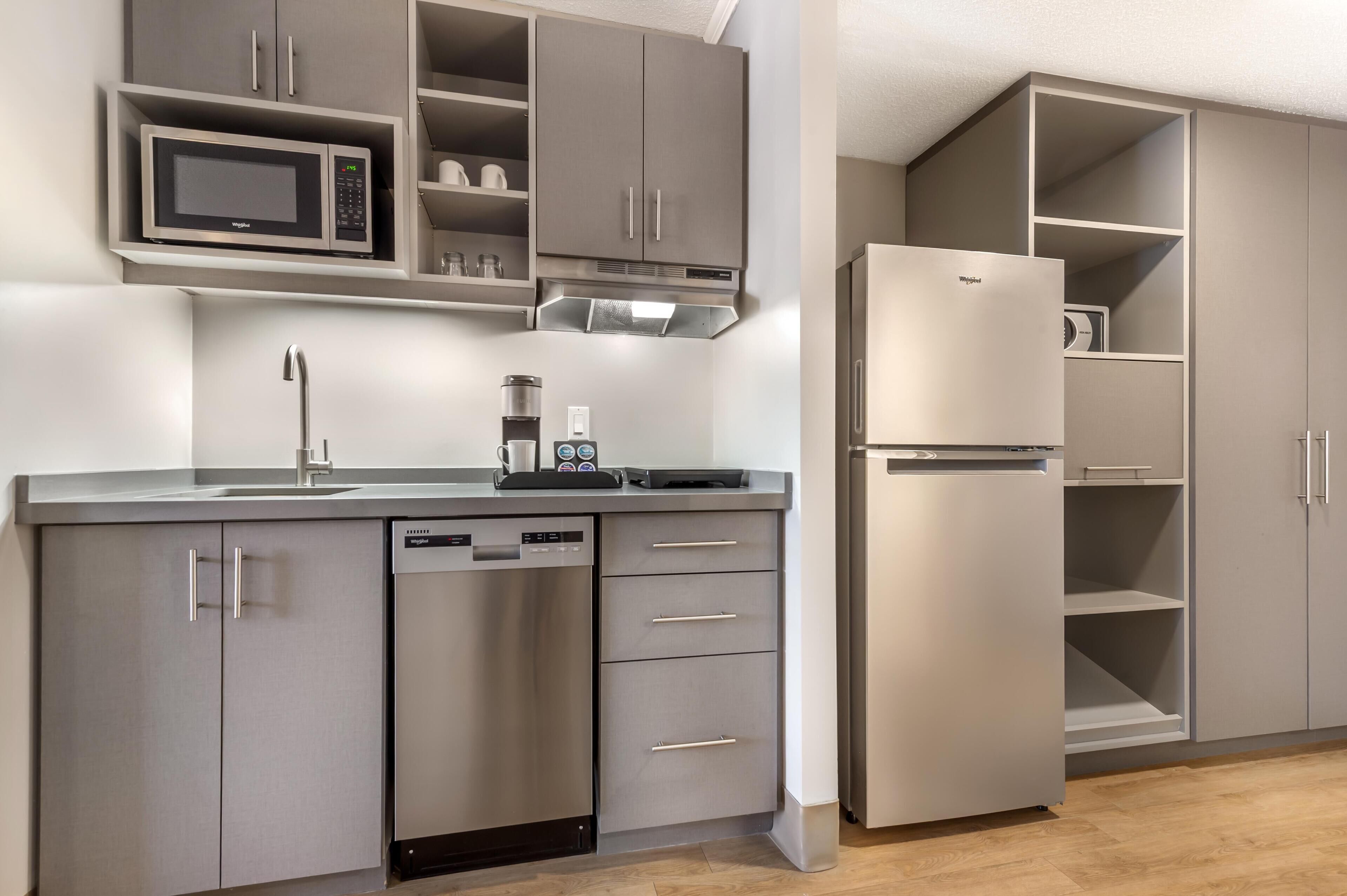 Habitación estándar, 1 cama de matrimonio grande, no fumadores, cocina básica (Larger Room) | Ropa de cama hipoalergénica, caja fuerte, escritorio