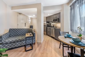 Hypo-allergenic bedding, in-room safe, desk, laptop workspace - Best Western Plus Ottawa City Centre (Ottawa)