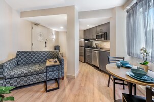 Ropa de cama hipoalergénica y caja de seguridad en la habitación 