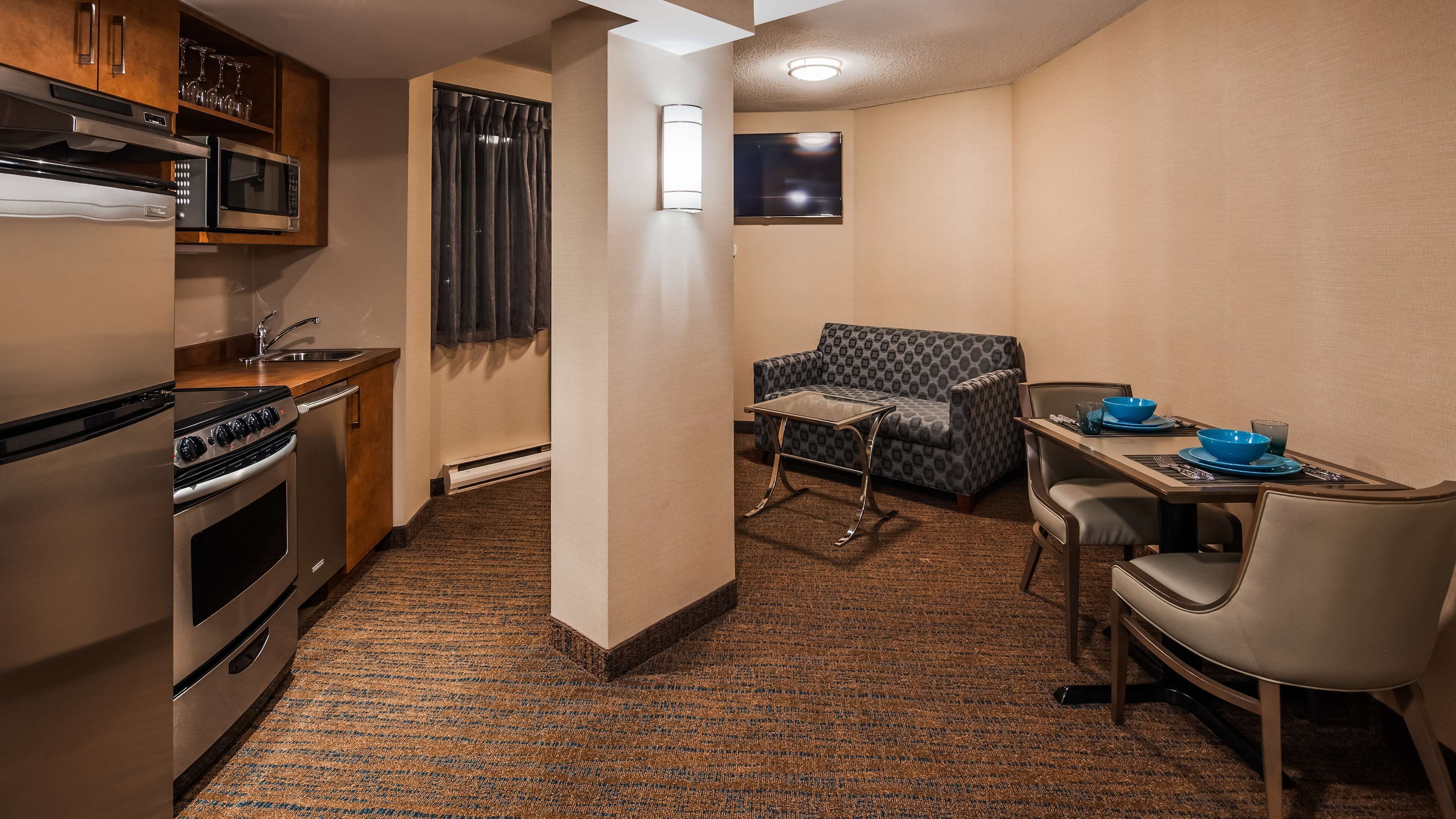 suite, 2 queen beds, non smoking, kitchen (full kitchen) | hypo-allergenic bedding, in-room safe, desk, laptop workspace