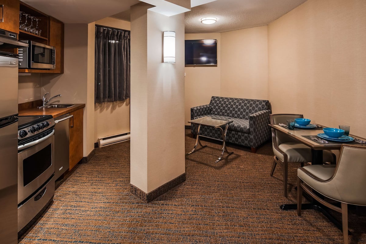 suite, 2 queen beds, non smoking, kitchen (full kitchen) | hypo-allergenic bedding, in-room safe, desk, laptop workspace