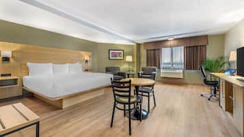 Standardzimmer, 1 King-Bett, Nichtraucher, Kochnische (Larger Room)