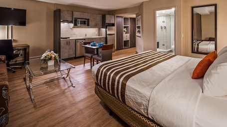 Hypo-allergenic bedding, in-room safe, desk, laptop workspace