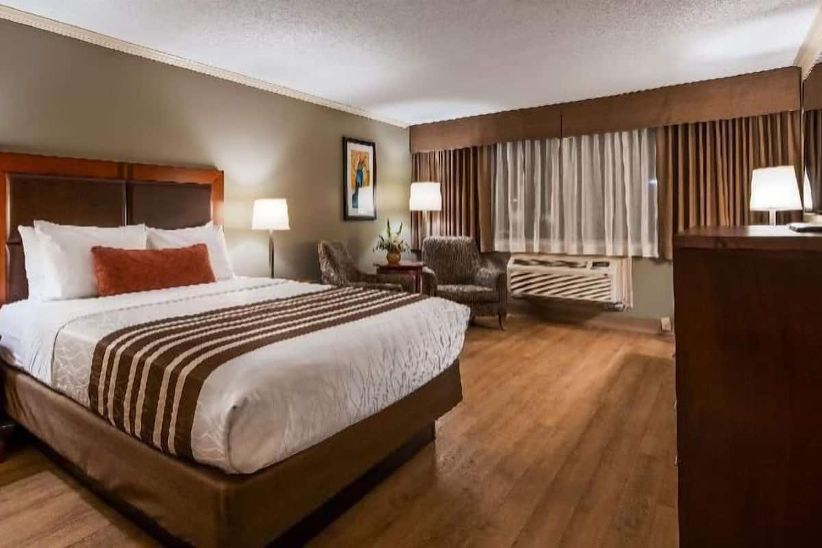 Ropa de cama hipoalergénica y caja de seguridad en la habitación