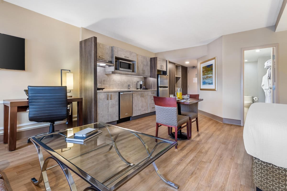 Studio Tiêu chuẩn, 1 giường cỡ king, không hút thuốc, bếp (Full Kitchen) | Bộ đồ giường kháng dị ứng, két bảo mật tại phòng, bàn