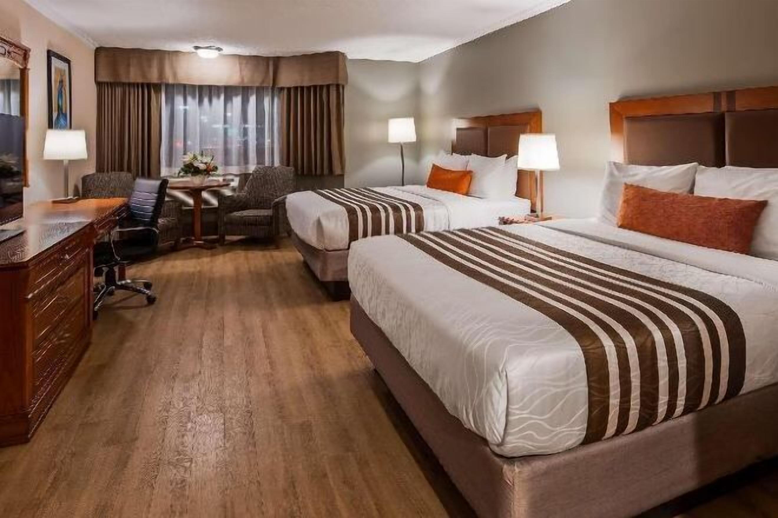Ropa de cama hipoalergénica y caja de seguridad en la habitación 