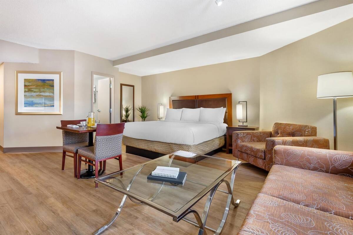 Hypo-allergenic bedding, in-room safe, desk, laptop workspace