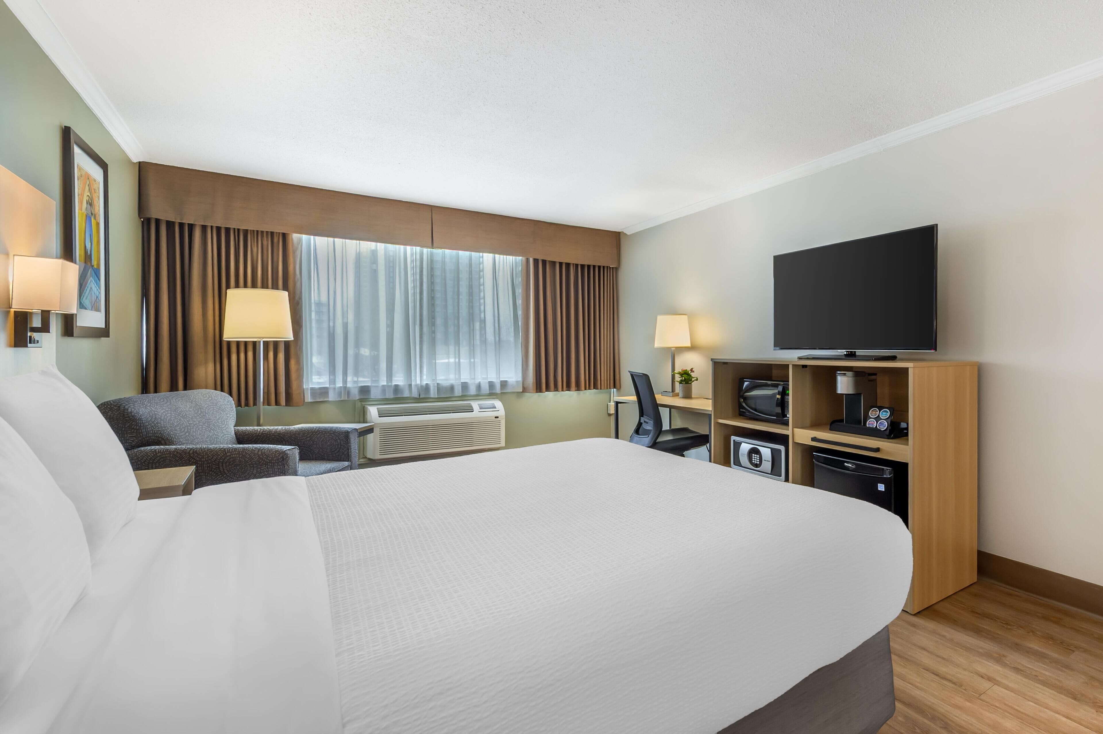 Hypo-allergenic bedding, in-room safe, desk, laptop workspace